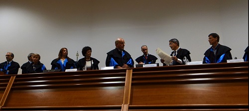 Il Direttore del Dipartimento di Studi Umanistici, prof. Raffaele Perrelli, legge la formula in latino di conferimento della laurea honoris causa a Karl-Otto Apel